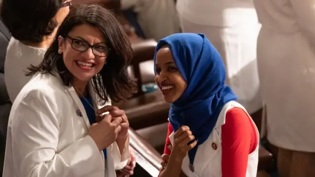 Tlaib y Omar conversan antes del segundo discurso de Trump del Estado de la Nación