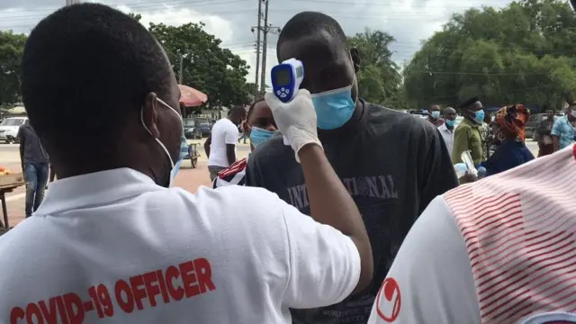 Mashabiki walipimwa joto na kuvaa barakoa kabla ya kuingia uwanjani kutazama mechi