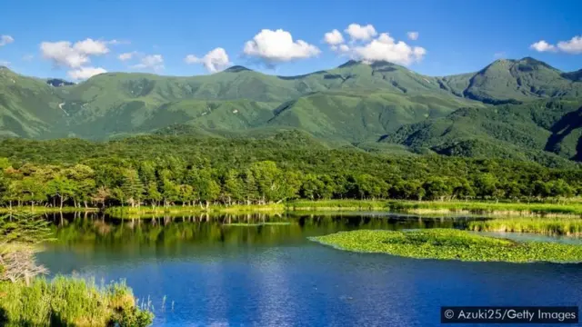 Taman Nasional Shiretoko di Hokkaido adalah tempat berburu dan mencari ikan bagi suku Ainu.