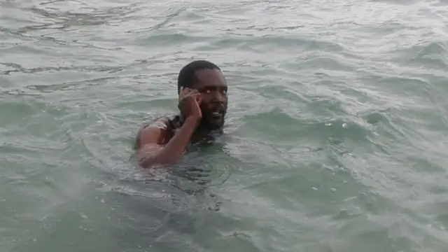 Uwutelefona ari mu mazi hagati