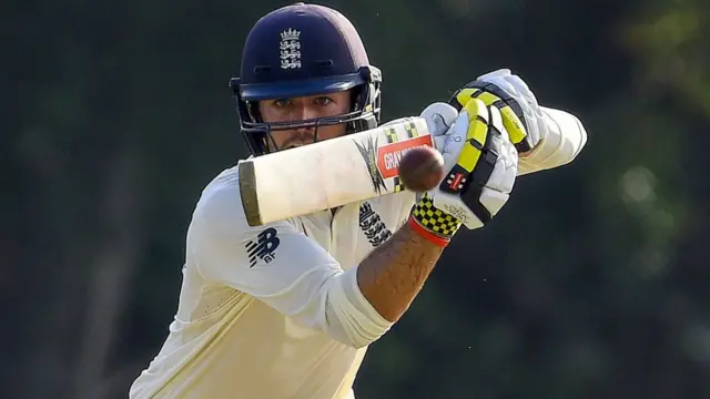 इंग्लैंड के विकेटकीपर बल्लेबाज़ बेन फ़ोक्स ने सबसे अधिक नाबाद 42 रन बनाए