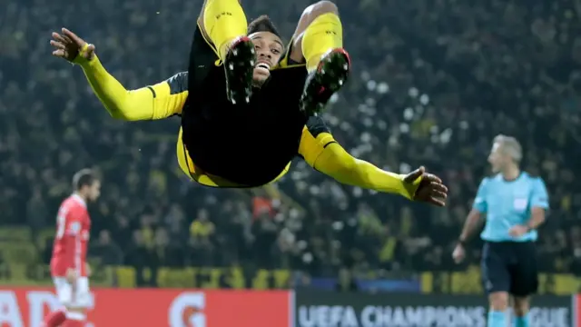 أوبامايانغ يحتفل بثالث أهدافه في المباراة