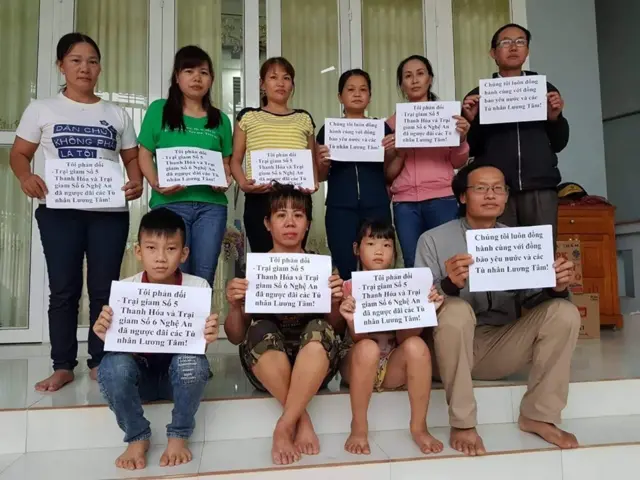 Người thân của một số tù nhân chính trị tại Việt Nam phản đối chính sách mà họ cho là 'ngược đãi' của nhà tù