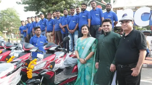 ઍલાયન્સ કંપનીના માલિક સુભાષ દાવર કંપનીના કર્મચારીઓ સાથે