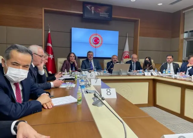 AKP Milletvekili Halil Fırat, komisyondaki görüşmelerden bu kareyi paylaştı