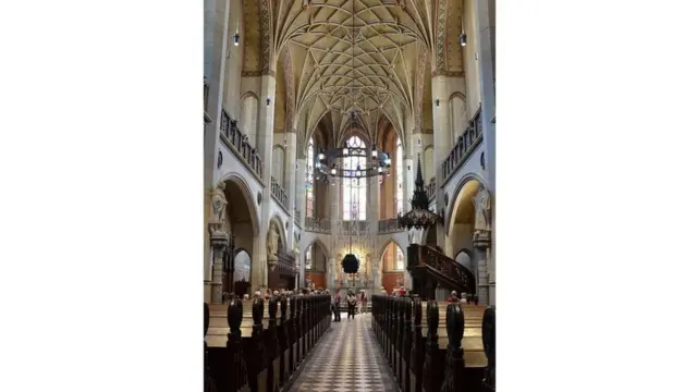 التماثيل داخل كنيسة القلعة