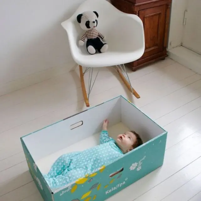 ทั้งลูกชายและลูกสาวของลีนา คาร์ปพิเนน ต่างได้รับกล่องรับขวัญทารกซึ่งบรรจุสิ่งของสำหรับการเลี้ยงทารกไว้