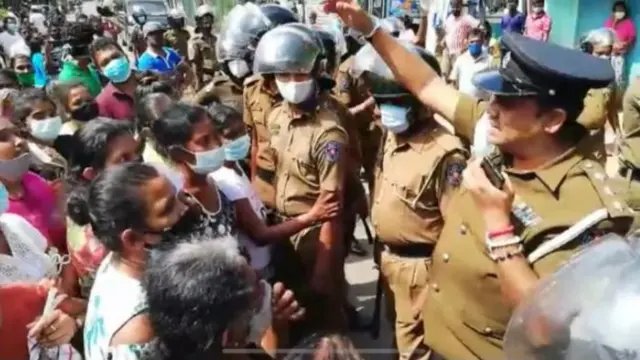 බන්ධනාගාරය ඉදිරිපස රැස්වූ ඥාතීන්