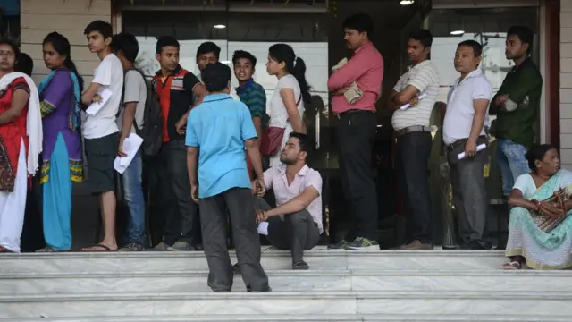 बैंक के बाहर लगी भीड़