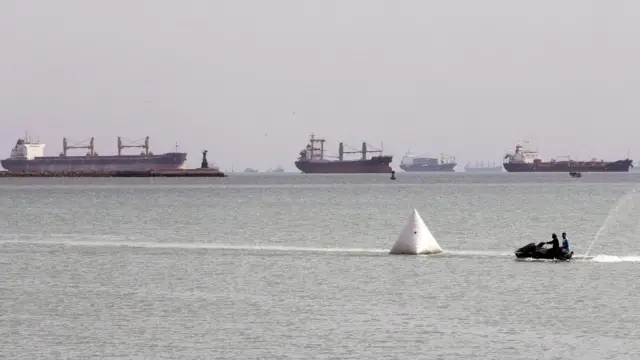 சூயஸ் கால்வாயின் குறுக்கே நிற்கும் கப்பலால் செங்கடலில் 'டிராஃபிக் ஜாம்'