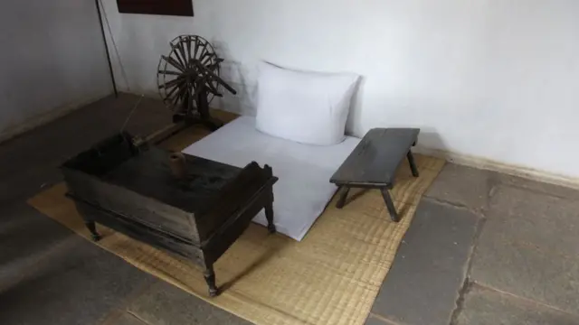 আহমেদাবাদের সাবরমতী আশ্রমে মোহনদাস গান্ধীর বসার জায়গা