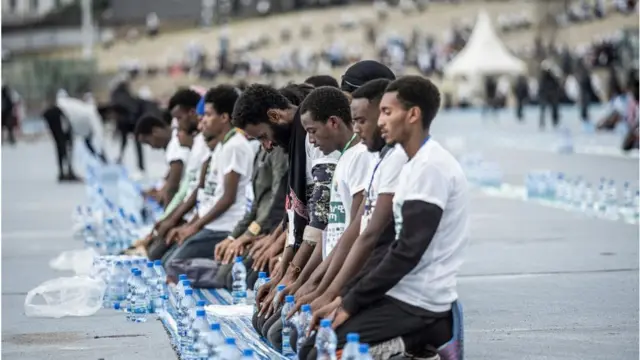 በመስቀል አደባባይ በተካሄደው ታላቁ የጎዳና ላይ ኢፍጣር የተገኑ ሙስሊሞች ሲሰግዱ