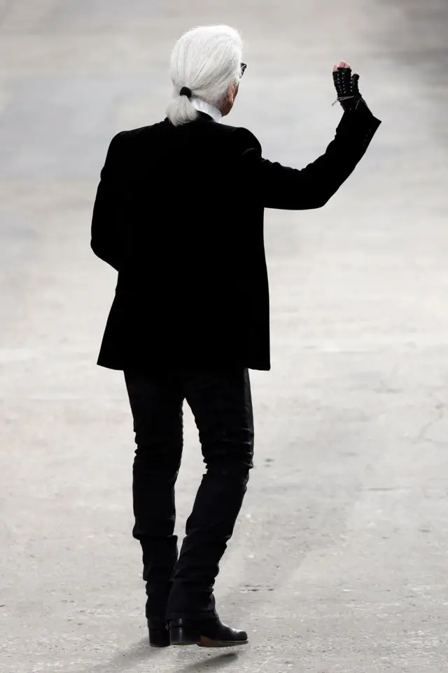 German fashion designer Karl Lagerfeld for Chanel dey greet di public for di end of im 2014 Spring/Summer ready-to-wear collection fashion show for di Grand Palais inside Paris.