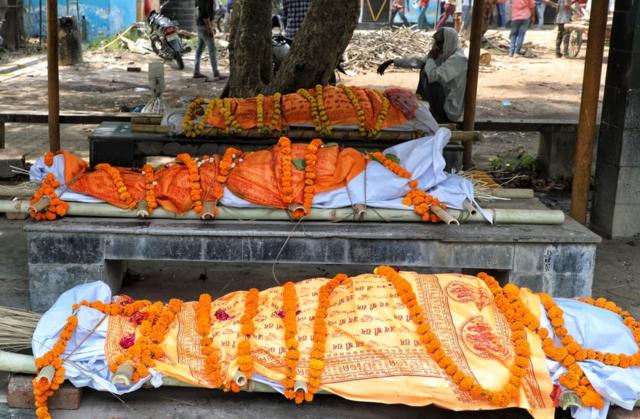 Fila de corpos em crematório em Lucknow