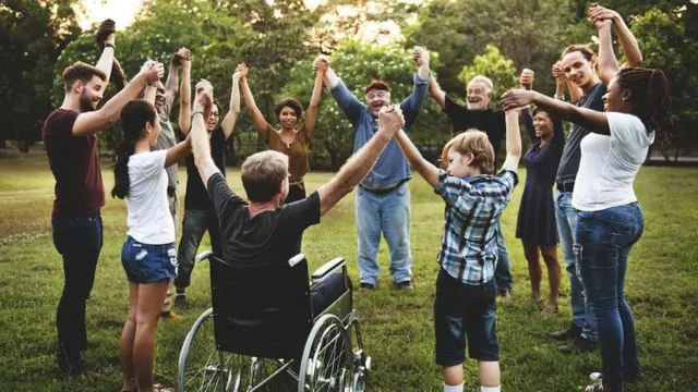 እጅ ለእጅ የተያያዙ ሰዎች