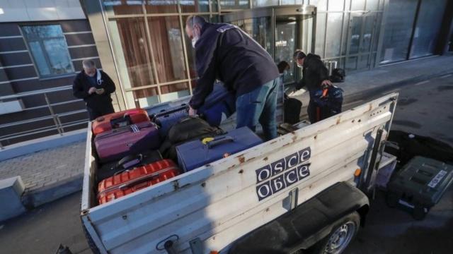 Сотрудники ОБСЕ покинули отель в Донецке с чемоданами