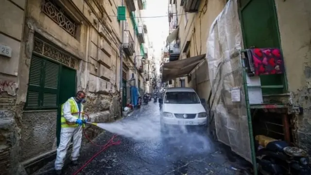 Raia wote wa Italy wametakiwa kusalia majumbani mwao kwa takriban wiki mbili