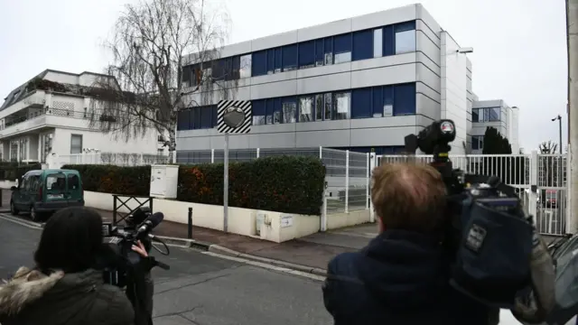 مكاتب الجبهة الوطنية قرب باريس