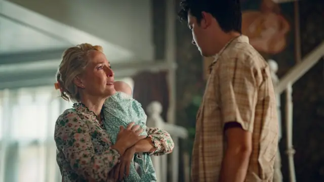 Džilijen Anderson u ulozi majke u Seksualnom obrazovanju