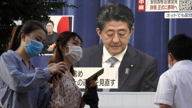 東京街頭一面大型屏幕在直播安倍晉三宣佈辭職記者會（28/8/2020）