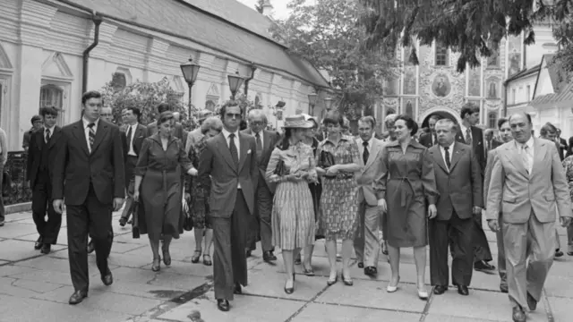 SSSR. Ukrainskaя SSR. Kiev. Korolь Švecii Karl XVI Gustav (v centre na pervom plane) i koroleva Silьviя (v centre sleva) vo vremя poseщeniя Kievo-Pečerskogo gosudarstvennogo istoriko-kulьturnogo zapovednika