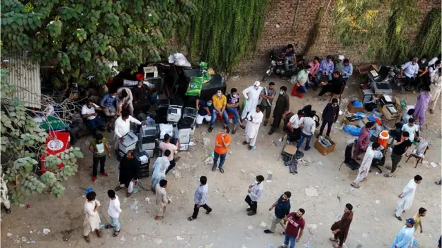 لاہور حفیظ سینٹر آتشزدگی