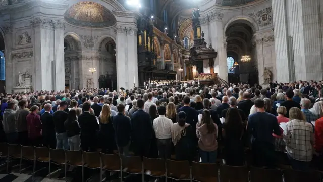 Membros do público se reuniram na Catedral7games.betSão Paulo para a cerimônia