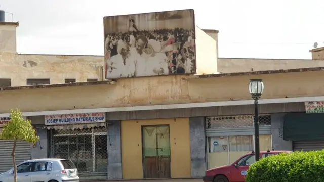 ኣብ ፊት ሓወልቲ ፑሽኪን፡ ስእሊ ፕሬዝደንት እታ ሃገር ኣቶ ኢሳይያስ ኣፈወርቂ ዝሓዘ ታቤላ ኣሎ