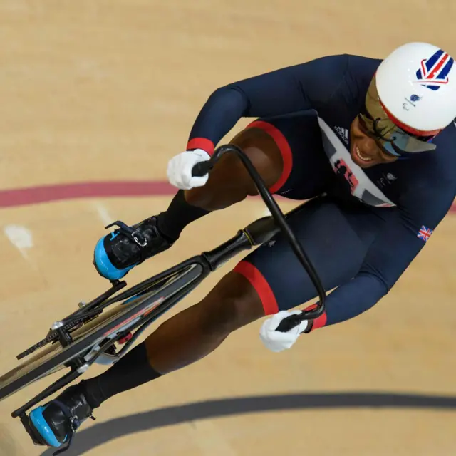 Kadeena Cox en acción en el velódromo.