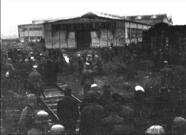 Таоци испред лагера