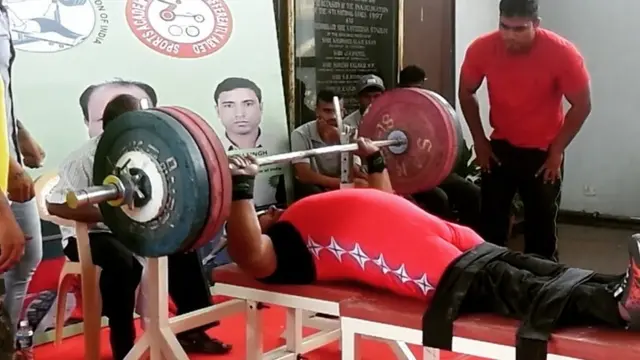 जिम में वेट उठाते जोगिंदर सलूजा