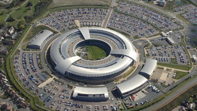 政府通讯总部（GCHQ）是英国秘密通讯电子监听中心，与军情五处（MI5）和军情六处（MI6）合称为英国情报机构的"三叉戟"。