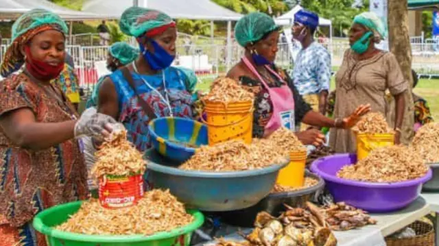 Awọn eeyan kan lọja