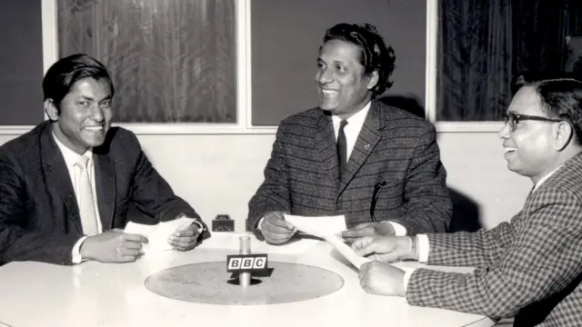 বিবিসি বাংলার 'দিগন্ত' অনুষ্ঠানের জন্য কিছু কবিতা রেকর্ড করছেন কবি ও শিক্ষক আলাউদ্দিন আল-আজাদ (মাঝে) এবং আবু হেনা মুস্তাফা কামাল (বাঁয়ে), ১৯৬৮ সালের ১৭ই জুন। সাথে অনুষ্ঠান প্রযোজক সেরাজুর রহমান।