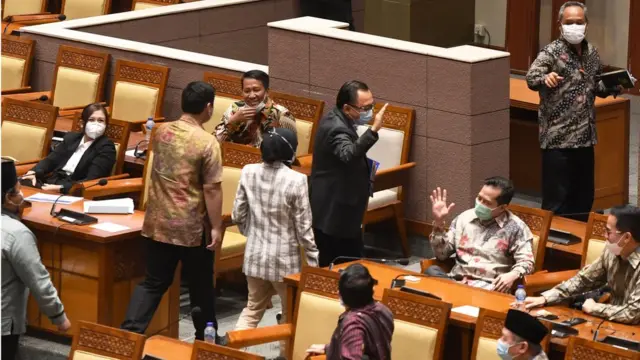 Anggota DPR keluar ruang sidang, Omnibus Law Cipta Kerja