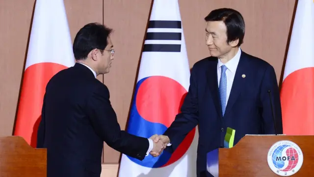 2015년 12월 28일 윤병세 외교부장관과 기시다 후미오 일본 외무상이 군 위안부 문제를 최종 타결했다