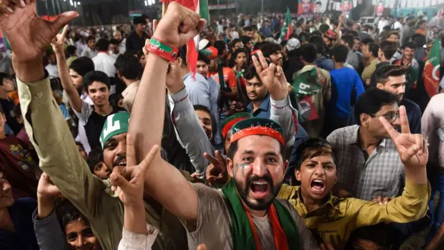 ఇమ్రాన్ సభకు హాజరైన జనాలు