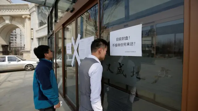 当地地产商的店子贴出告示，写着"目前封盘，不接待任何来访！"