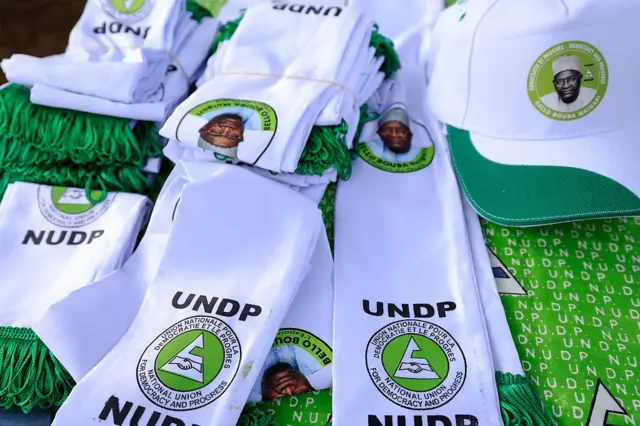 Vue générale des écharpes et des casquettes à l'effigie de Bello Bouba Maigari, président de l'Union nationale pour la démocratie et le progrès (UNDP) et candidat à l'élection présidentielle, au siège du parti à Yaoundé, le 8 août 2025, à l'approche de l'élection présidentielle du 12 octobre 2025. 