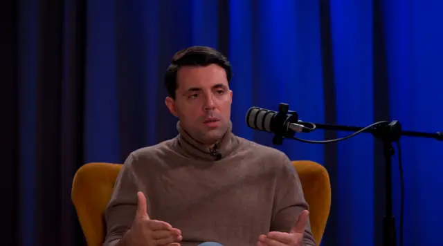 На передньому плані в бежевому светрі Володимир Кудрицький. 