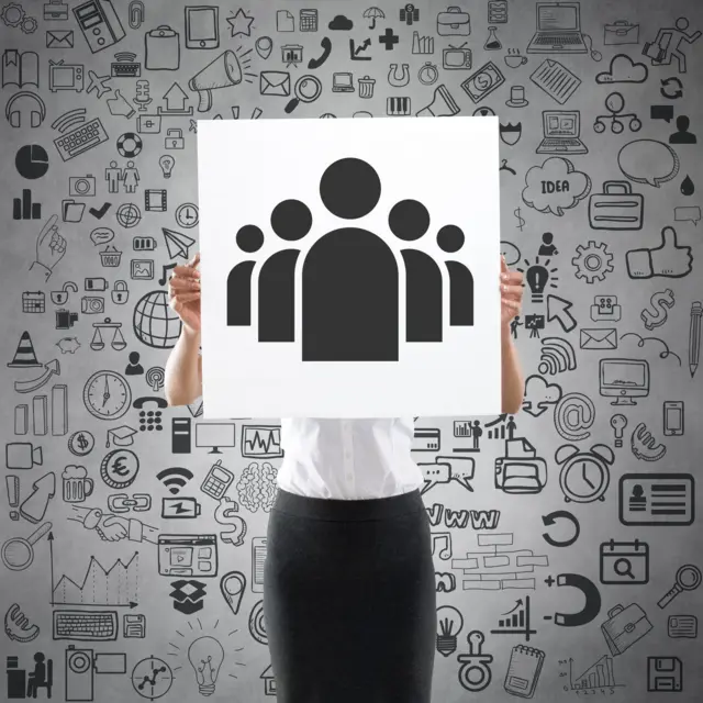 सध्या मिसेस या हिंदी सिनेमावर सोशल मीडियावर अनेक लोक लिहीत आहेत.