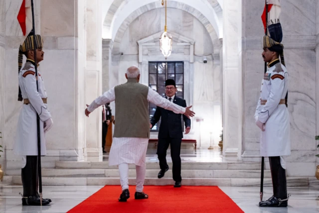 அன்வர் இப்ராஹிமை வரவேற்கும் பிரதமர் மோதி