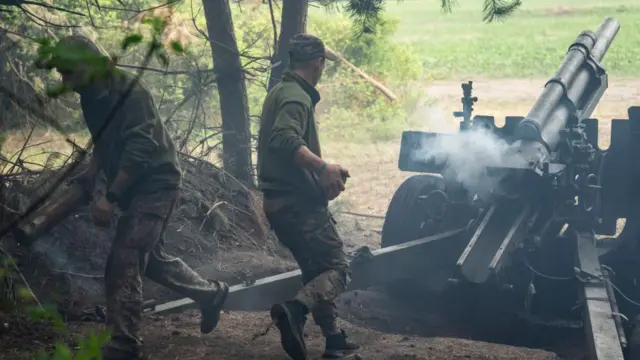 Uma unidade de artilharia ucraniana da 57ª brigada dispara contra posições russas perto de Vovchansk, Kharkiv