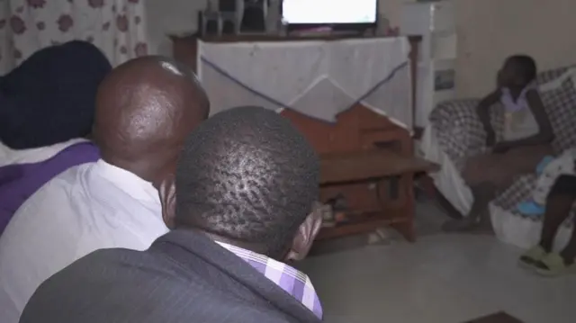 Nicholas Nguku ati ẹbi at'awọn ọrẹ rẹ n wo idije Olympics papọ.