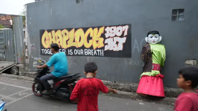 Sebuah ondel-ondel hasil karya Mulyadi ditempatkan di pinggi jalan Kampung Gaplok, Senen, Jakarta Pusat, pada Kamis (28/8).