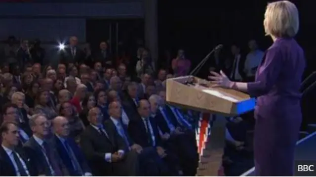 Liz Truss n ba ipejọpọ awọn asofin sọrọ