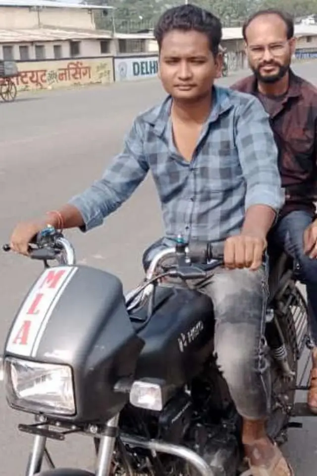 भोपाल आने के लिए बाइक की सवारी करते कमलेश्वर डोडियार