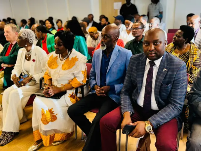 Mu bari bitavye Burundi Day harimwo Abaganwakazi Esther Kamatari (yicaye impande y'umuzungu i bubamfu imbere) na Rosa Paula Iribagiza (iruhande ya Esther) ku wa 26 Gitugutu 2024