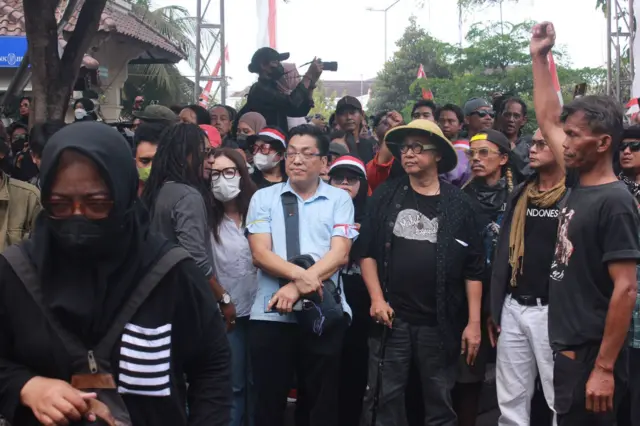 Budayawan Butet Kartaredjasa (mengenakan topi) turut dalam aksi demonstrasi di Yogyakarta, Kamis (22/08).
