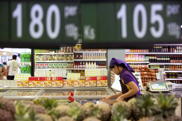 ရန်ကုန်မြို့ထဲက ဈေးဝယ်စင်တာတစ်ခုအတွင်းက မြင်ကွင်း (ပုံဟောင်း)